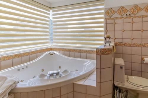 卡波圣卢卡斯Villa Calafia Spacious Home w Private Tennis的带浴缸的浴室和卫生间
