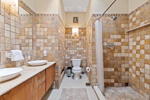 华盛顿Capitol Hill Homestay Convenient to H St的浴室配有2个盥洗盆、卫生间和淋浴。