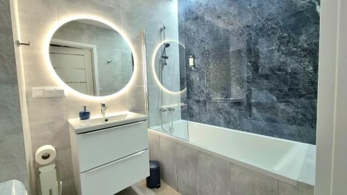 卡托维兹NOOK NOOK Apartments Bytkowska 103的带浴缸、水槽和镜子的浴室