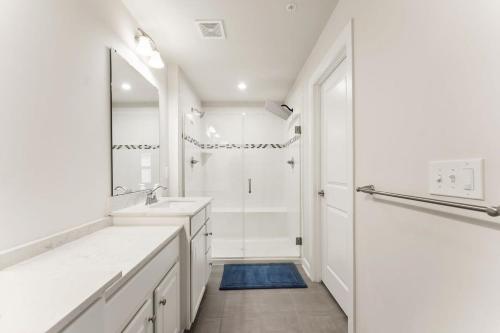 BrambletonAshburn 4-BR Homestay Close to Dulles & METRO的白色的浴室设有2个盥洗盆和淋浴。