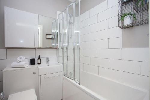 格拉斯哥Bright Spacious 3 Bed Flat的带淋浴和卫生间的白色浴室
