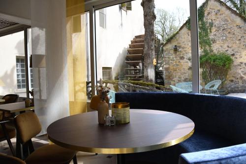 阿瓦隆Le Moulin Des Ruats的窗户客房内的桌椅