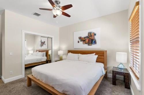 基韦斯特Mesa House, Dos by Brightwild-Unreal Location的一间卧室配有一张大床和吊扇