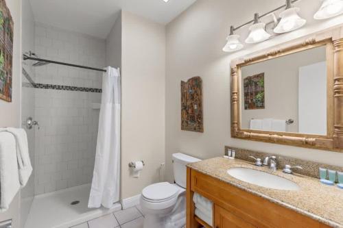 基韦斯特Mesa House, Dos by Brightwild-Unreal Location的一间带水槽、卫生间和镜子的浴室