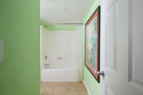 基韦斯特The Andros by Brightwild-4th Floor Sunset View的带淋浴和浴缸的浴室
