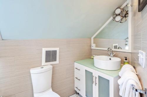 基韦斯特Sky Loft in Key West by Brightwild的一间带卫生间和水槽的浴室
