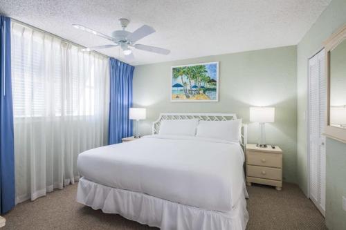 基韦斯特The Salt Cay by Brightwild-Modern & Pet Friendly的卧室配有白色的床和吊扇