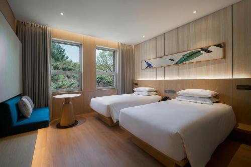 首尔Mayfield Hotel Seoul的酒店客房设有两张床和窗户。