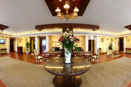 科威特皇家酒店的大堂设有一张桌子,上面有花瓶
