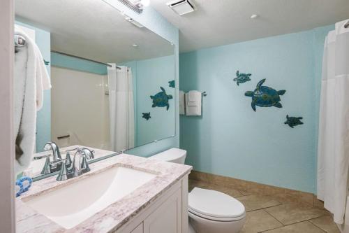 基韦斯特The Tortuga by Brightwild-Pool, Parking & Pets!的一间带水槽、卫生间和镜子的浴室