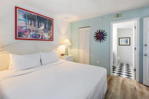 基韦斯特The Samana Cay by Brightwild-Private Balcony的卧室配有白色的床和墙上的绘画作品