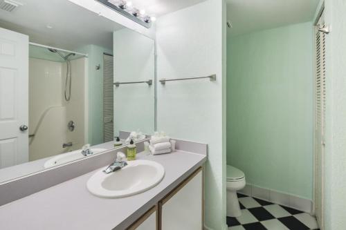 基韦斯特The Barbados by Brightwild-Bright Condo w Pool的白色的浴室设有水槽和卫生间。