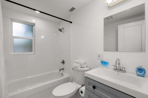坦帕Casa Padrón - Gorgeous Home, Steps to 7th Ave的白色的浴室设有卫生间和水槽。