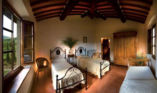 菲利内瓦尔达诺Palagina la cascina的一间带两张床的卧室,位于带窗户的房间内