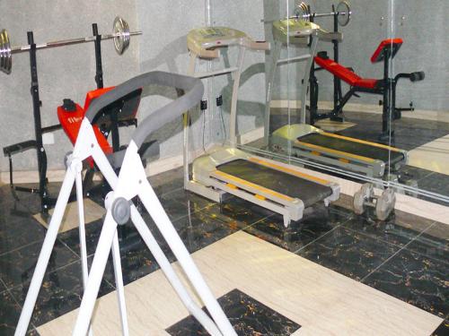 伊凯贾Presken Hotel at International Airport Road的健身房设有跑步机和机器