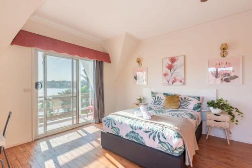 悉尼Rustic Private Room in Waterfront Beach Retreat 7 - SHAREHOUSE的一间卧室设有一张床和一个大窗户