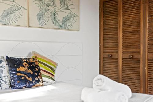悉尼Private Room in Sans Souci Guesthouse的一张白色的床,上面有一条毛巾