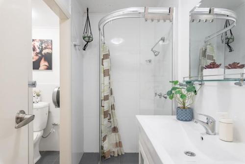 悉尼Boutique Private Rm 7 Min Walk to Sydney Domestic Airport - SHAREHOUSE的白色的浴室设有水槽和淋浴。