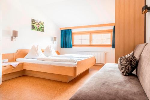 弗拉绍Prechtlhof in Flachau的一间卧室设有一张床和一个窗口