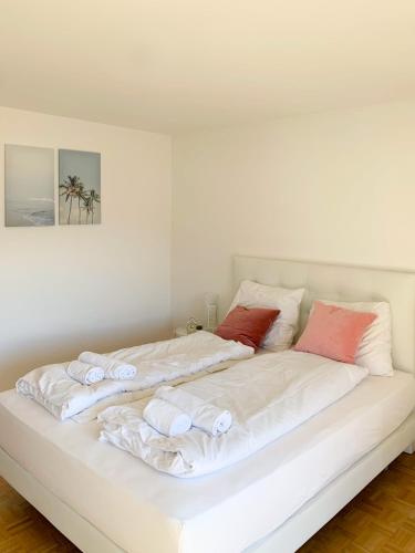 布里格Spacious and charming duplex in the centre of Brig的一张带两个枕头的大白色床
