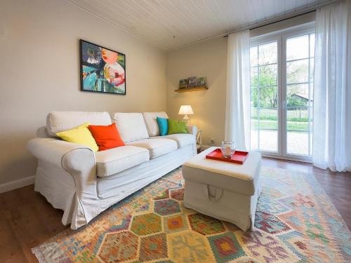 瓦尔斯罗德Backhus Nordkampen的客厅配有白色的沙发和桌子