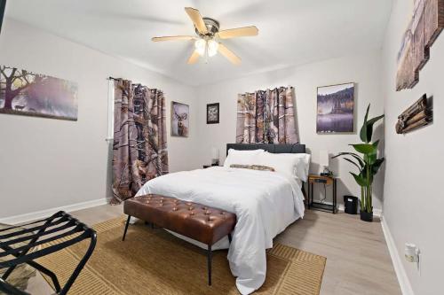莫比尔The Ranch 4-Bedrooms Large Yard & Patio的一间卧室配有一张床和吊扇