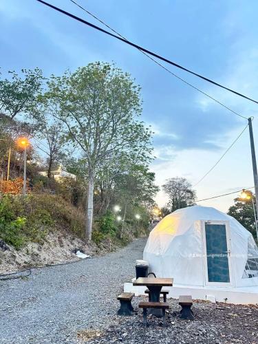 加央Gunung Medan Glamping & Cafe的砾石路上的帐篷和野餐桌