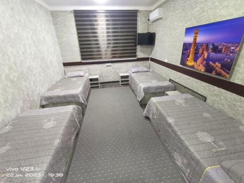 布哈拉Bukhara Hostel的一间配有沙发和床铺的等候室