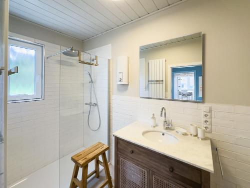 瓦尔斯罗德Backhus Nordkampen的浴室配有盥洗盆和带镜子的淋浴