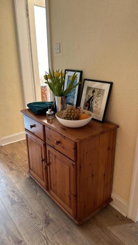 爱丁堡Palm Tree Apartment- Period Home with Cat的木柜,上面有一碗水果