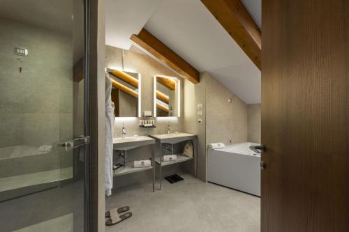塞拉伦加达尔巴波斯凯尔特温泉度假村的大型浴室设有两个盥洗盆和浴缸。