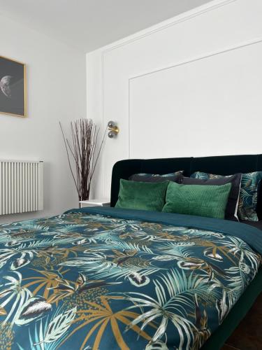 ArsimontCoeur Nature的一间卧室配有一张带蓝色棉被的床