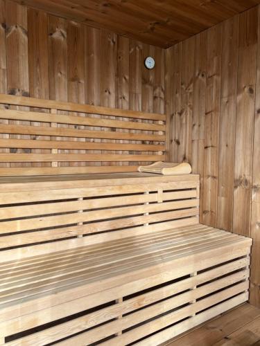 ArsimontCoeur Nature的一间铺有木地板的木墙桑拿浴室