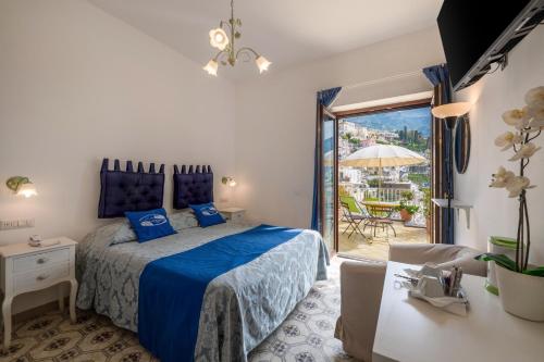 波西塔诺佛罗里达住宿酒店的一间卧室配有一张蓝色床单,设有一个庭院