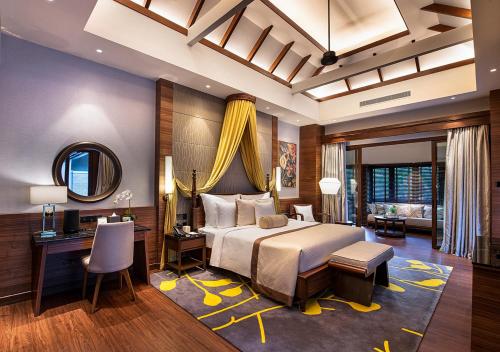 吉隆坡Sunway Resort Hotel的一间卧室配有一张床、一张书桌和一面镜子