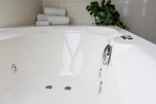 Appeltern默尔克莫伦酒店的植物浴室内的白色浴缸