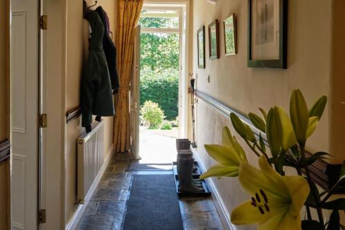 埃格顿Broom House at Egton Bridge的走廊上设有门和盆栽