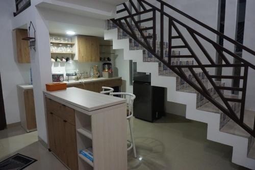 Kedatond’Viella Lampung的房屋内的厨房,设有螺旋楼梯