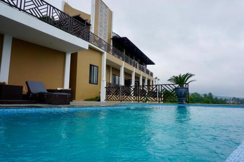 Kedatond’Viella Lampung的酒店前的游泳池