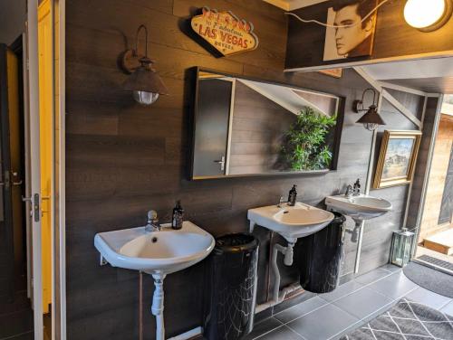博里霍尔姆Rälla Camp - Öland的浴室设有2个水槽和2面镜子