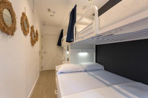 马拉加Malaga Stop Hostel AB的一间卧室配有两张双层床。