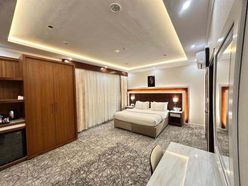 乌姆莱季فندق حياة تاون املج 1的酒店客房配有一张床铺和一张桌子。