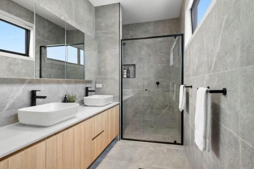 托基Torquay Central Beach Retreat的一间带水槽和淋浴的浴室