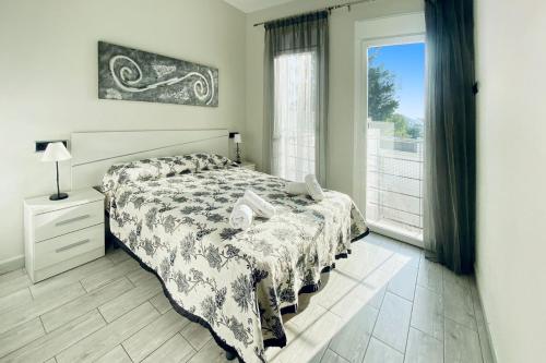 BeniarbeigVilla Pomera Dos by Villa Plus的一间卧室设有一张床和一个大窗户