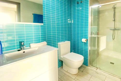 BeniarbeigVilla Pomera Dos by Villa Plus的浴室配有卫生间、盥洗盆和淋浴。