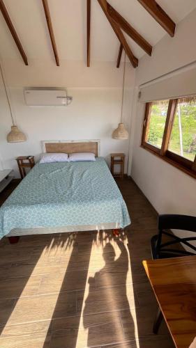 Las TunasVillas del Mar的一间卧室配有一张带绿色棉被的床