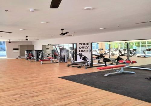 雪邦RoomStay Transit KLIA的一间健身房,里面配有数台跑步机和机器
