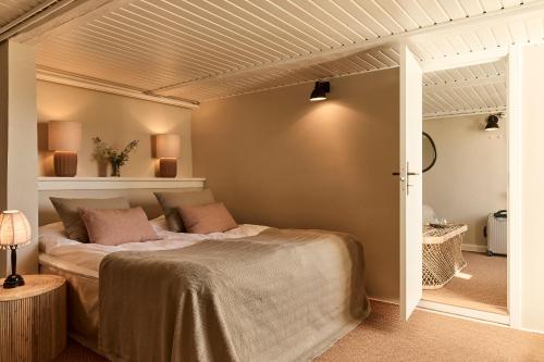 TisvildeTisvildeleje Strandhotel的卧室配有一张床
