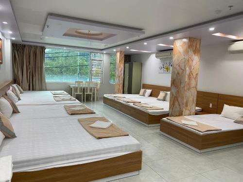 吉婆岛Seoul Motel Seaview的一间房间,里面放着一堆床