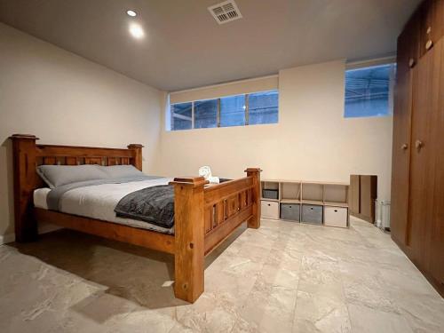 霍巴特City Retreat for 8 with Spacious Rooms的一间卧室设有木床和2个窗户。
